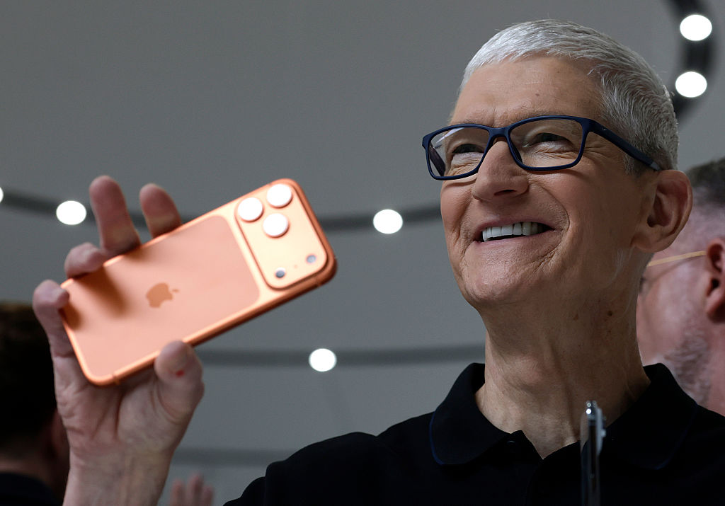 Apple достигает рекордных продаж, но дефицит чипов памяти омрачает перспективы и ставит задачи перед новым руководством