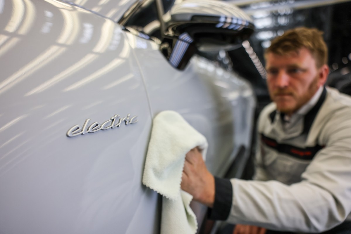 Porsche закроет три дочерние компании и сократит более 500 сотрудников