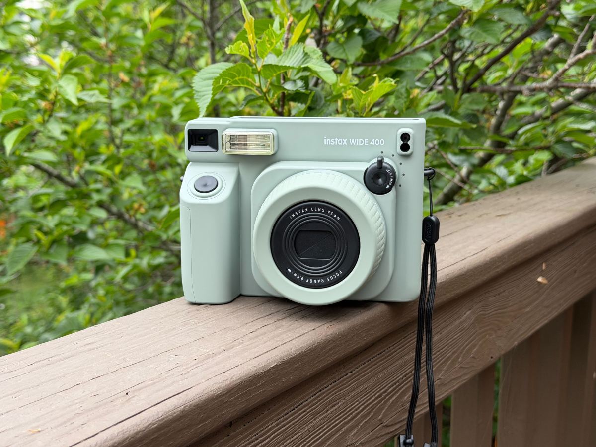 Fujifilm выпустила Instax Wide 400 — моментальная камера с отпечатками 62×99 мм за $175