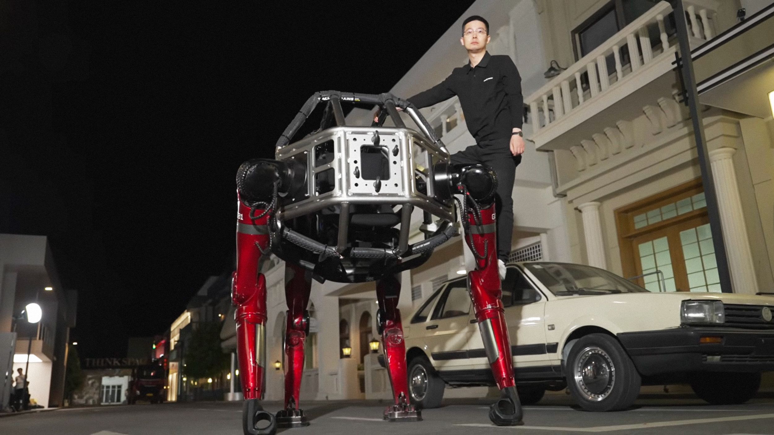 Unitree pone a la venta el GD01, un mecha gigante que en video derriba un muro