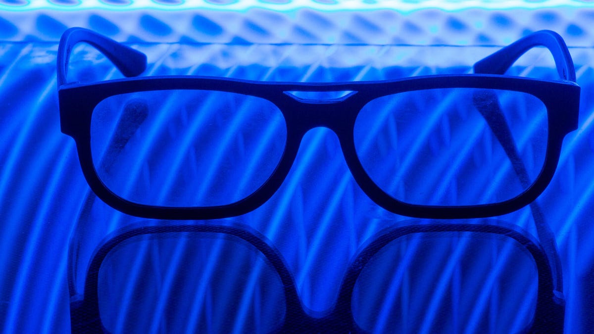 AI chatbots helped editor decode a faulty computer‑glasses prescription and get a replacement