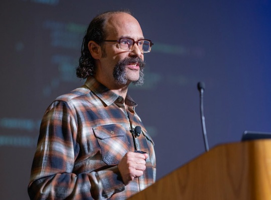Claude Code traslada el cuello de botella del SDLC a decisiones arquitectónicas, según Adam Wolff