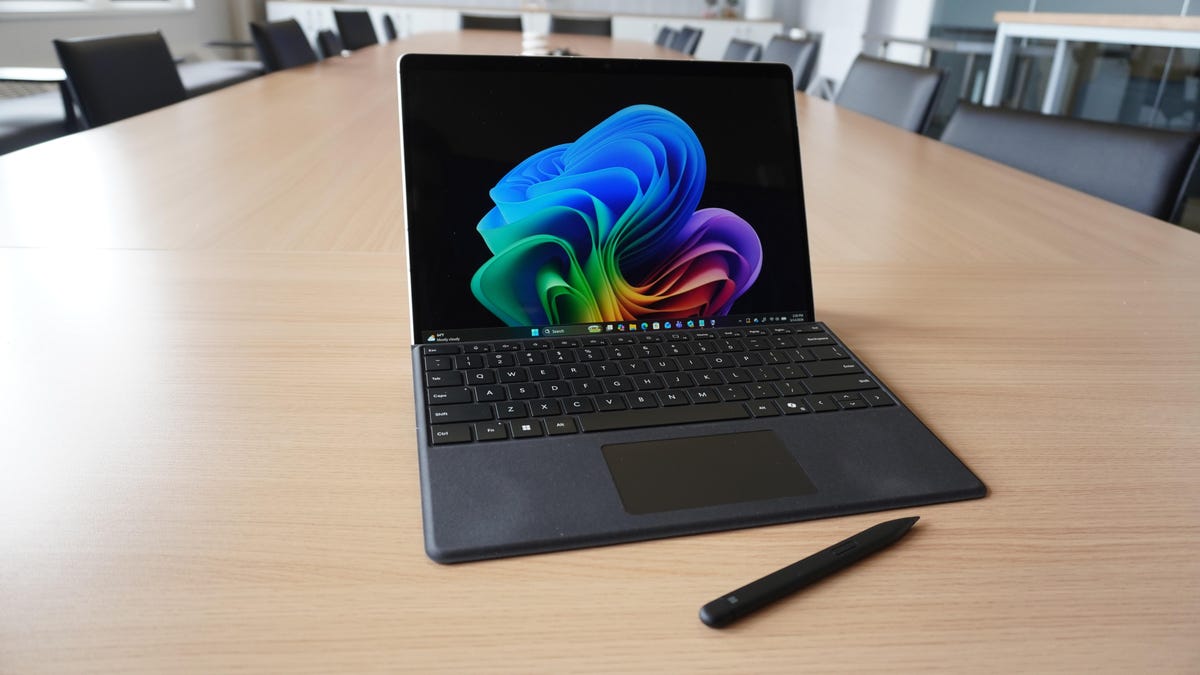 12‑е поколение Surface Pro для бизнеса получило встроенный фильтр конфиденциальности